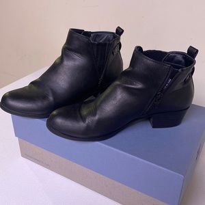***SOLD*** Denver Hayes, Women’s Ankle Boots. US 7.